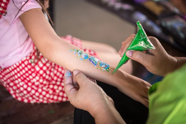Hand av människor att göra konst färg på barn arm — Stockfoto