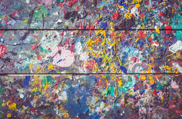 Mesa de madeira com pintor colorido na superfície — Fotografia de Stock