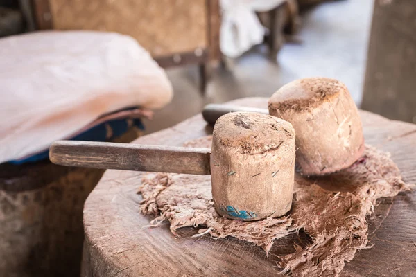 Två stora trä hammare och mulberry papper på trä Stock — Stockfoto