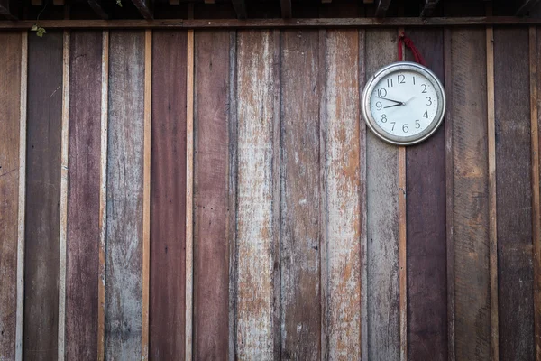 Vieille horloge ronde accrochée à un vieux mur en bois — Photo