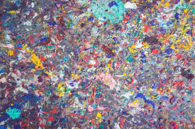 Renkli boya yüzeyde nokta ile ahşap masa