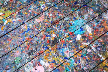 Renkli boya yüzeyde nokta ile ahşap masa