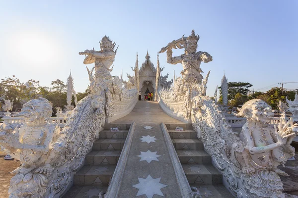 CHIANG RAI, THAILAND - JANEIRO 21: Wat Rong Khun A arte no — Fotografia de Stock