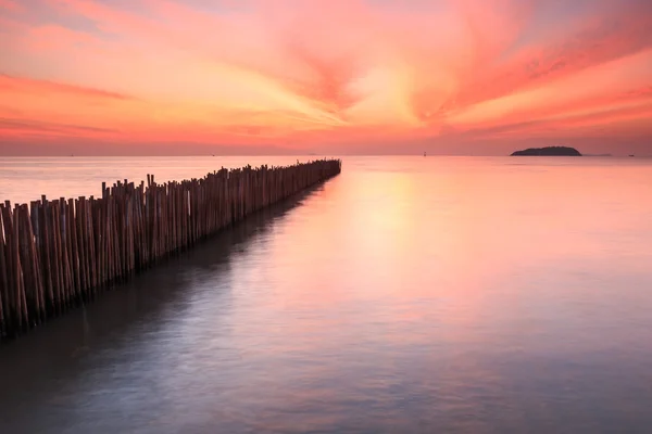Bambuswand im Meer und schöner Sonnenaufgang bei saphan hin, phuk — Stockfoto