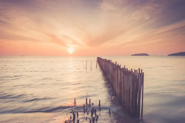 Bambuswand im Meer und schöner Sonnenaufgang bei saphan hin, phuk — Stockfoto
