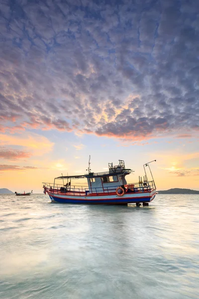 Visserij boot stand op sunrise strand in Phuket — Stockfoto