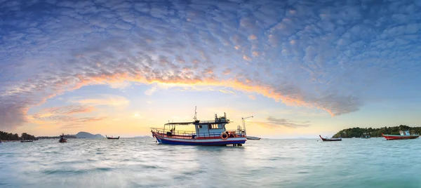 Soporte de barco de pesca en la playa del amanecer en Phuket — Foto de Stock