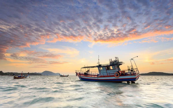 Rybářská loď stojan na sunrise beach v Phuketu — Stock fotografie