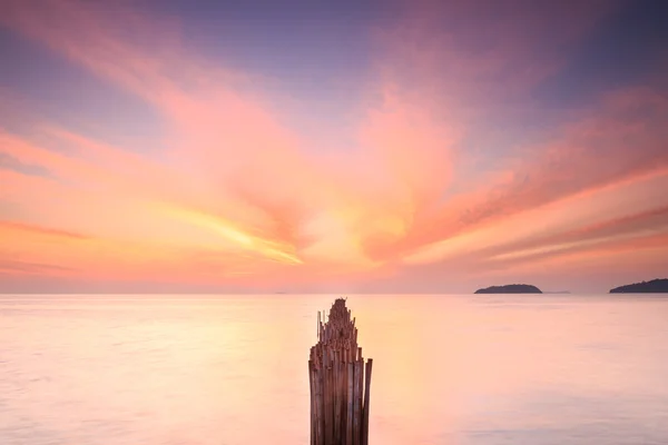 Muur van bamboe in de zee en de prachtige zonsopgang bij Saphan Hin, Phuk — Stockfoto