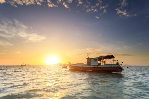 Visserij boot stand op sunrise strand in Phuket — Stockfoto