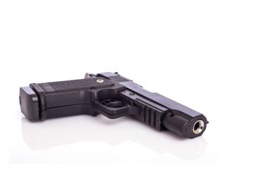 Siyah silah üzerinde beyaz izole kapatmak 