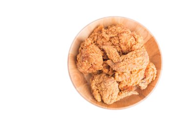 Üst ahşap plaka üzerinde beyaz izole kızarmış tavuk görüntülemek 