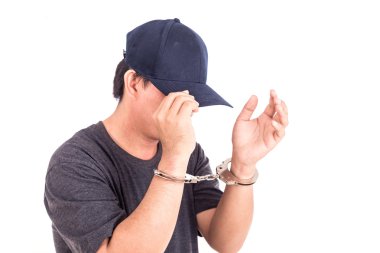 Adam beyaz adam izole ellerinde kelepçe ile kapatmak