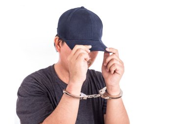 Adam beyaz adam izole ellerinde kelepçe ile kapatmak