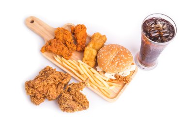 Kızarmış tavuk, patates kızartması ve meşrubat ahşap tablo