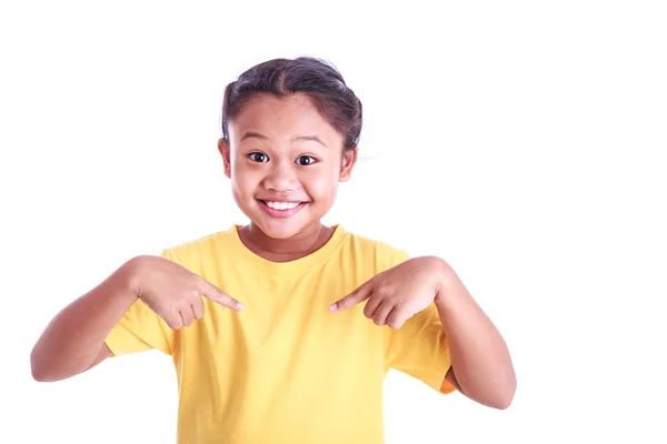Retrato de niña asiática joven usar camiseta amarilla aislada en whi —  Fotos de Stock