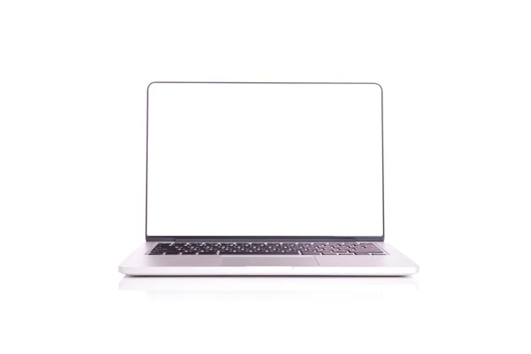 Laptop με κενή οθόνη που απομονώνεται σε λευκό — Φωτογραφία Αρχείου