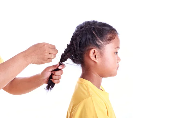 Retrato de jovem ásia menina enquanto trançando cabelo isolado no whi — Fotografia de Stock