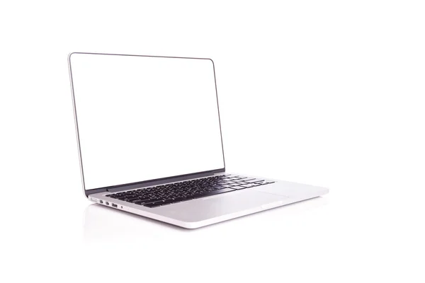 Laptop met blanco scherm geïsoleerd op wit — Stockfoto