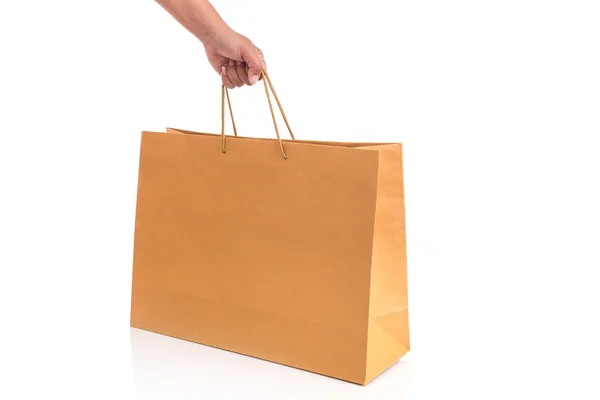 Cerca de mano sosteniendo bolsa de papel marrón aislado en blanco — Foto de Stock