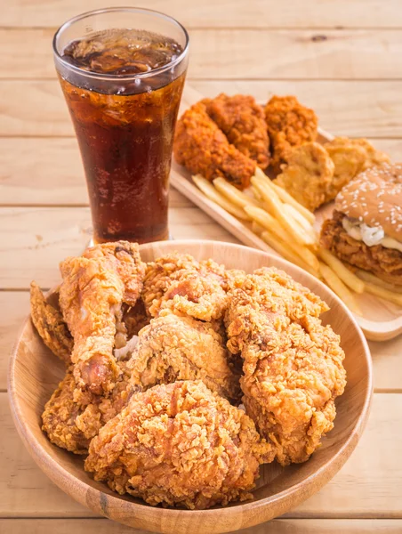 Smażony kurczak, frytki i napój na drewnianym stole — Zdjęcie stockowe