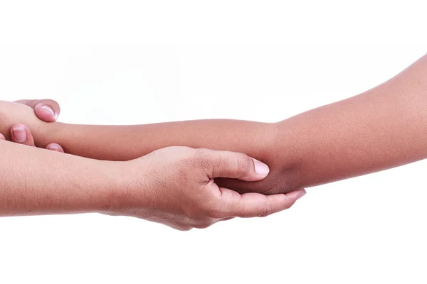 Die Hand der Frau hält den Ellbogen der Kinder. Ellenbogenschmerzen — Stockfoto