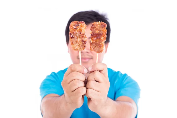 Hombre sosteniendo cerdo a la parrilla en palo de bambú aislado en blanco — Foto de Stock