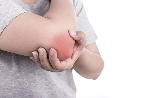 Cerca de la mano de la mujer sosteniendo su codo aislado en blanco. Codo — Foto de Stock