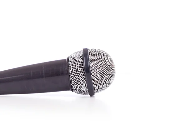 Chiudi vecchio microfono isolato su bianco — Foto Stock