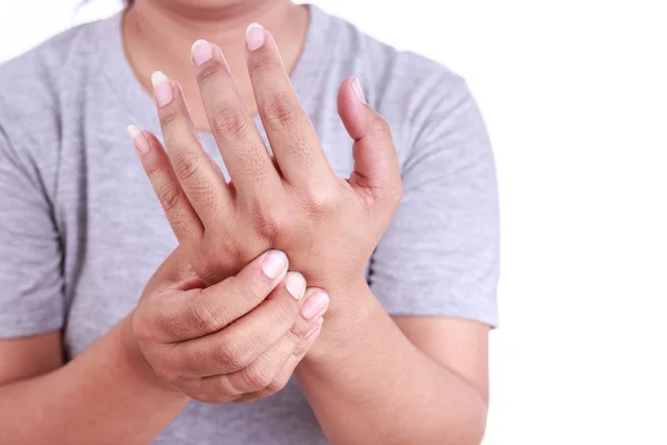 La mujer de cerca sostiene su mano aislada en blanco. Dolor de manos c — Foto de Stock