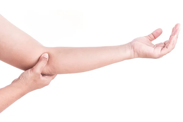 Cerca de la mano de la mujer sosteniendo su codo aislado en blanco. Codo — Foto de Stock