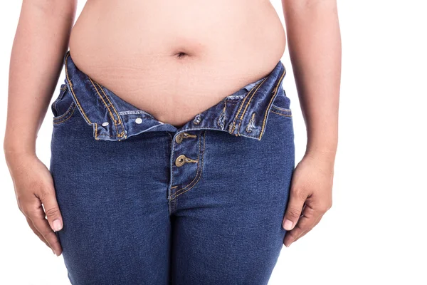 胖女人试图穿牛仔裤 ︰ 脂肪和健康的概念 — 图库照片