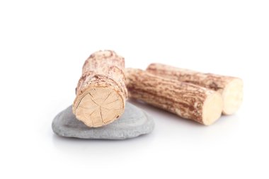 Ahşap ve gri Kyauk Pyin taş döşeme üzerinde beyaz izole Thanaka 