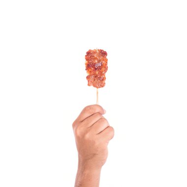 Izgara domuz bambu stick tutan el beyaz izole 