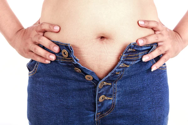 Donna grassa che cerca di indossare jeans: concetto grasso e sano — Foto Stock