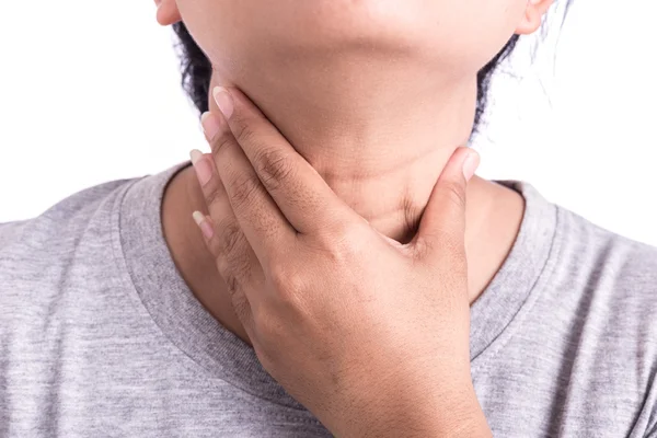 Frauenhand am Hals isoliert auf weiß: medizinisches Konzept — Stockfoto