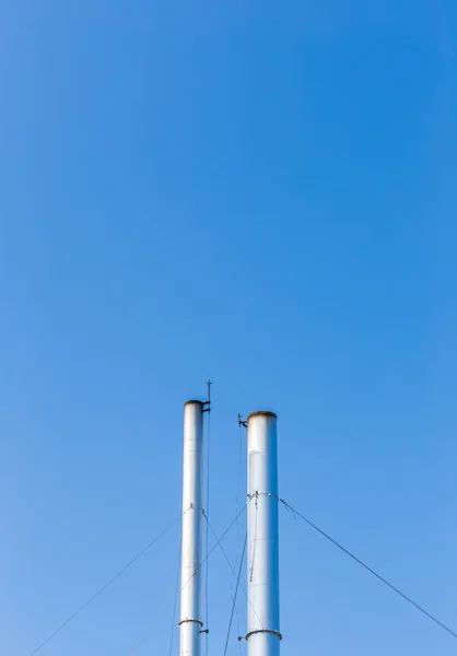 Dos chimeneas sobre fondo azul del cielo en Tailandia — Foto de Stock