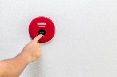 El ile kırmızı yangın alarm duvara basarak parmak