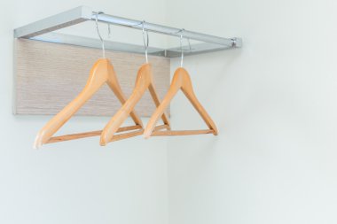 Otel odasında duvarda ahşap bez askıları