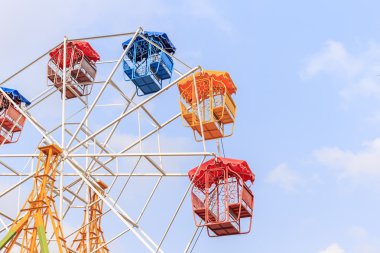 Mavi gökyüzü parlak renkli dönme