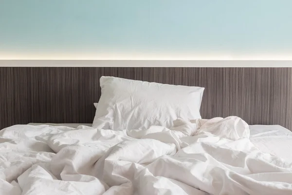 Белые простыни и подушки, грязная концепция кровати — стоковое фото