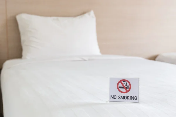 NO Fumar Firma en la cama en la habitación del hotel — Foto de Stock