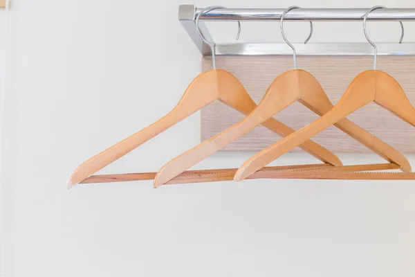 Houten doek hangers op de muur in hotelkamer — Stockfoto