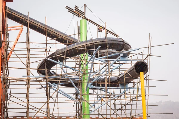 Bouw van waterpark met structuur stalen steigers — Stockfoto