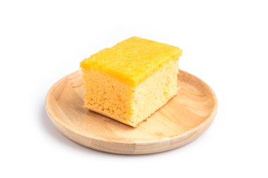 Sweet ile şifon kek beyaz arkasında izole yumurta sarısı rendelenmiş