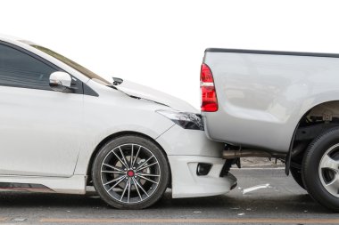 Sokakta iki araba içeren trafik kazası
