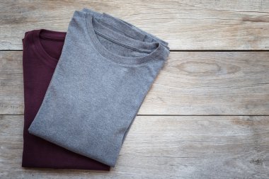 Renk T-Shirt gri ahşap tahta üzerinde Üstten Görünüm 