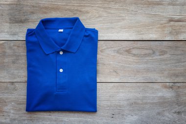 Renk T-Shirt gri ahşap tahta üzerinde Üstten Görünüm 