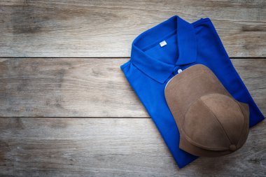 Renk T-Shirt gri ahşap tahta üzerinde Üstten Görünüm 