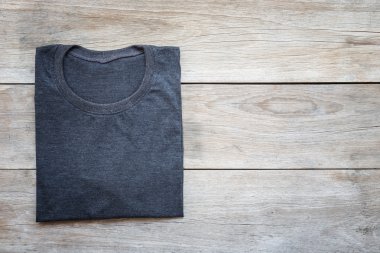 Renk T-Shirt gri ahşap tahta üzerinde Üstten Görünüm 